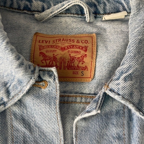 Levis Jacket Women XS Denim Blue Jean Coat Faded Light Wash size S - Picture 4 of 9